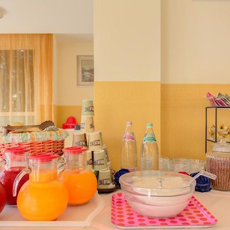 Hotel Nella Римини Екстериор снимка